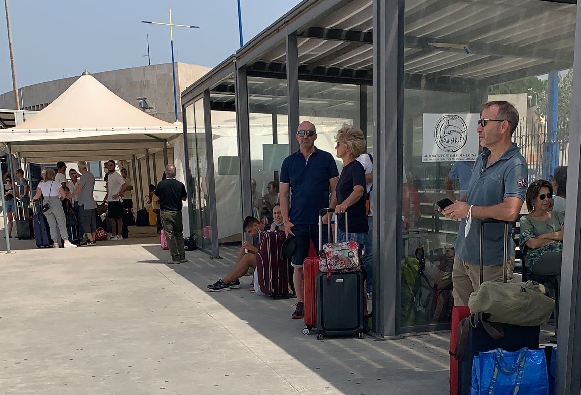 Aspettano nelle casupole roventi per andare alle Eolie: ecco perché le persone evitano l’approdo di Messina