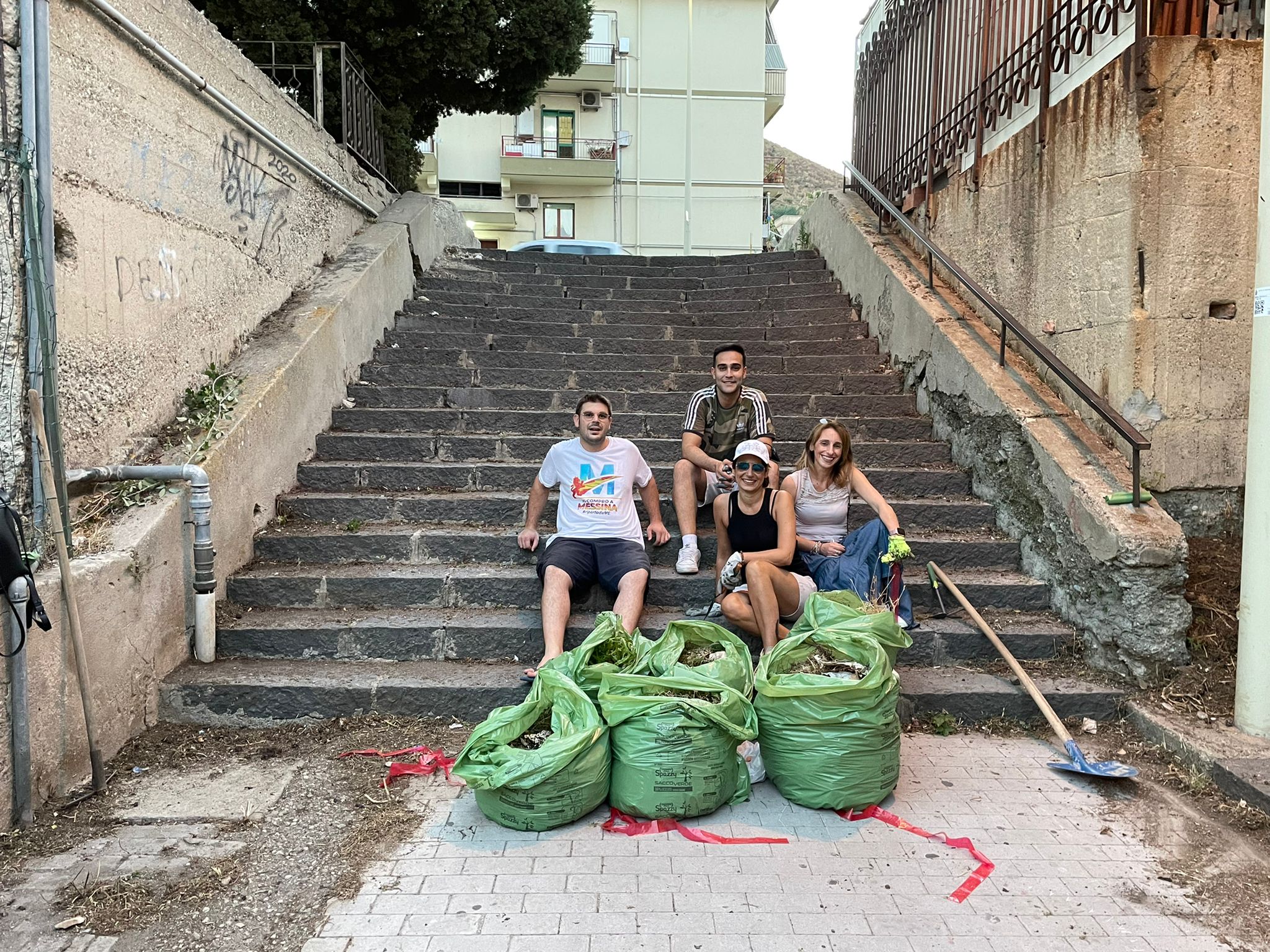 Galati Marina, ripulita la scalinata principale