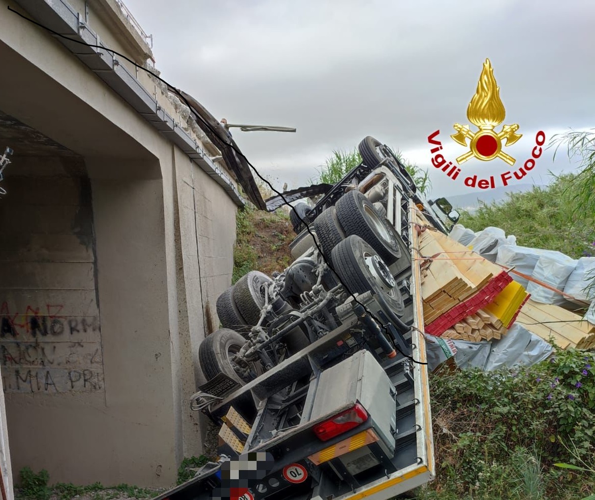 A20: Tir si ribalta, ferito il conducente