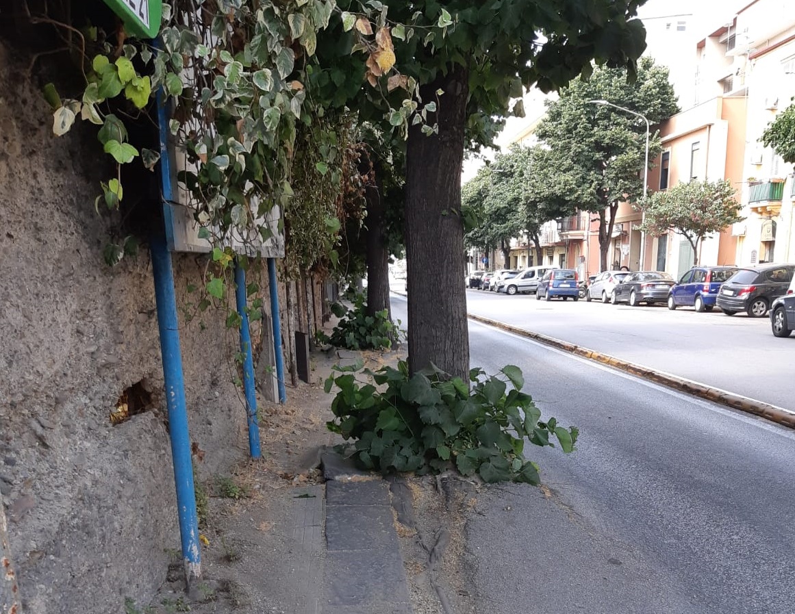 Marciapiede di via Catania, il pericolo è sempre dietro l’angolo