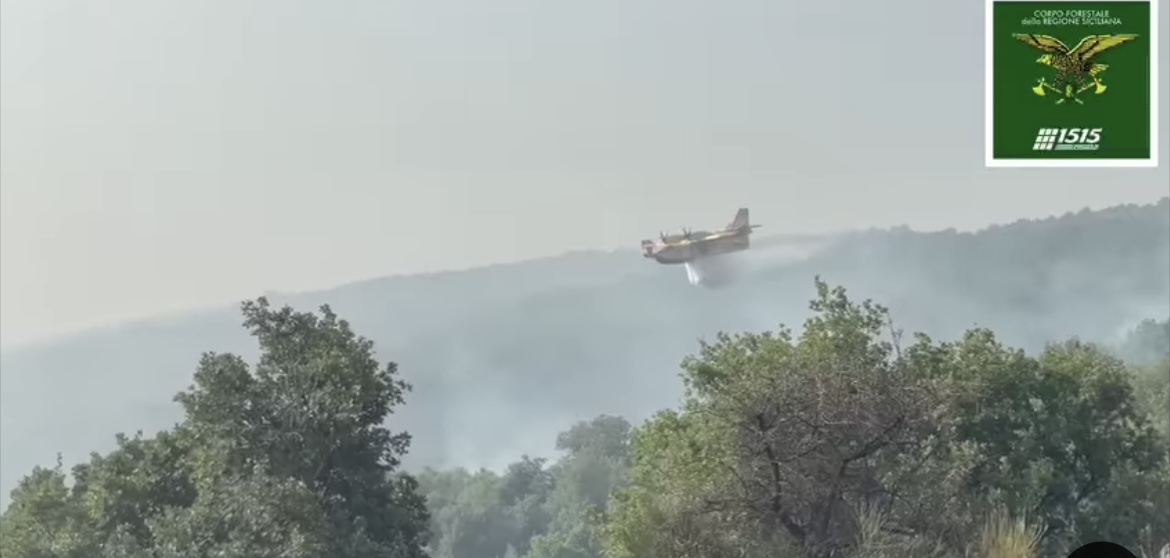 Incendi, dalle Madonie al Parco dell’Etna. Canadair in azione in Sicilia
