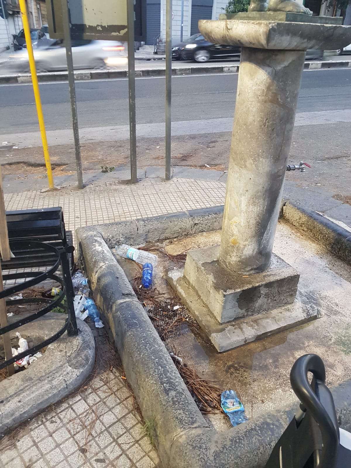 Fontana Arena ridotta a letamaio