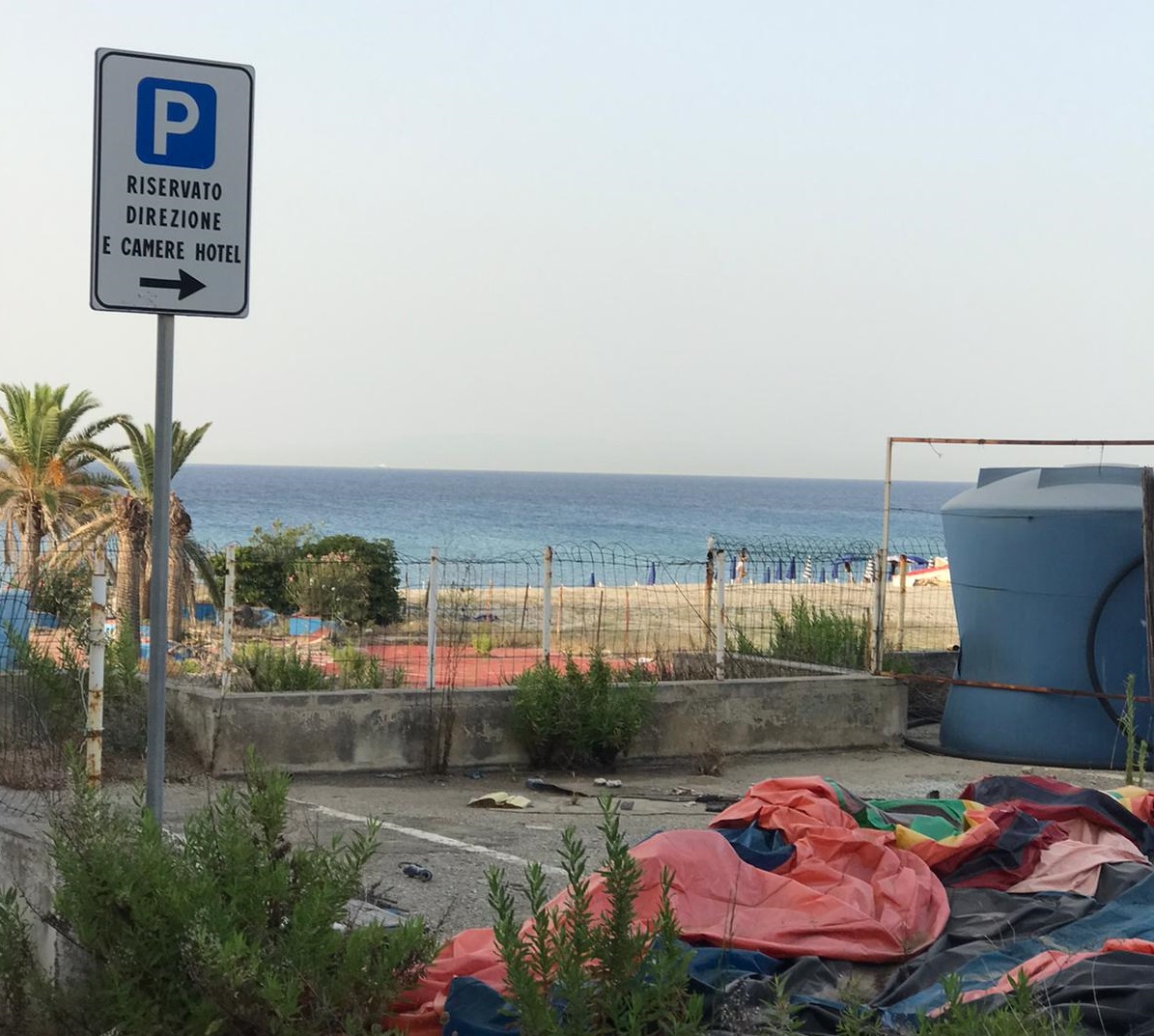 “Il mare negato” a Mortelle: la denuncia di un residente invalido che chiede l’intervento del Comune