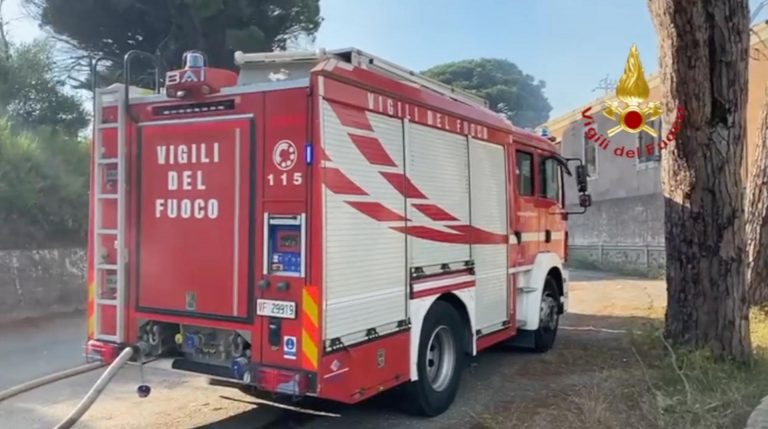 Incendio minaccioso a Campo Italia