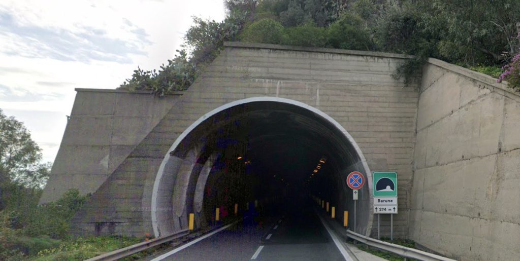 Cade masso sulla A18, chiuso il tratto Tremestieri-Roccalumera: si passa solo dalla SS 114