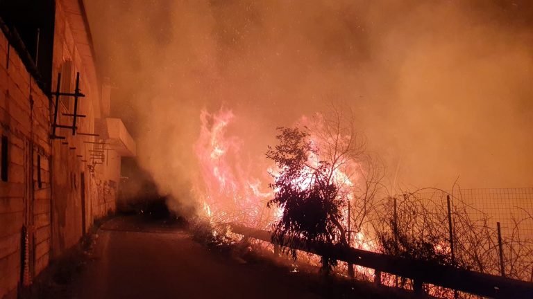 Messina nella morsa del fuoco