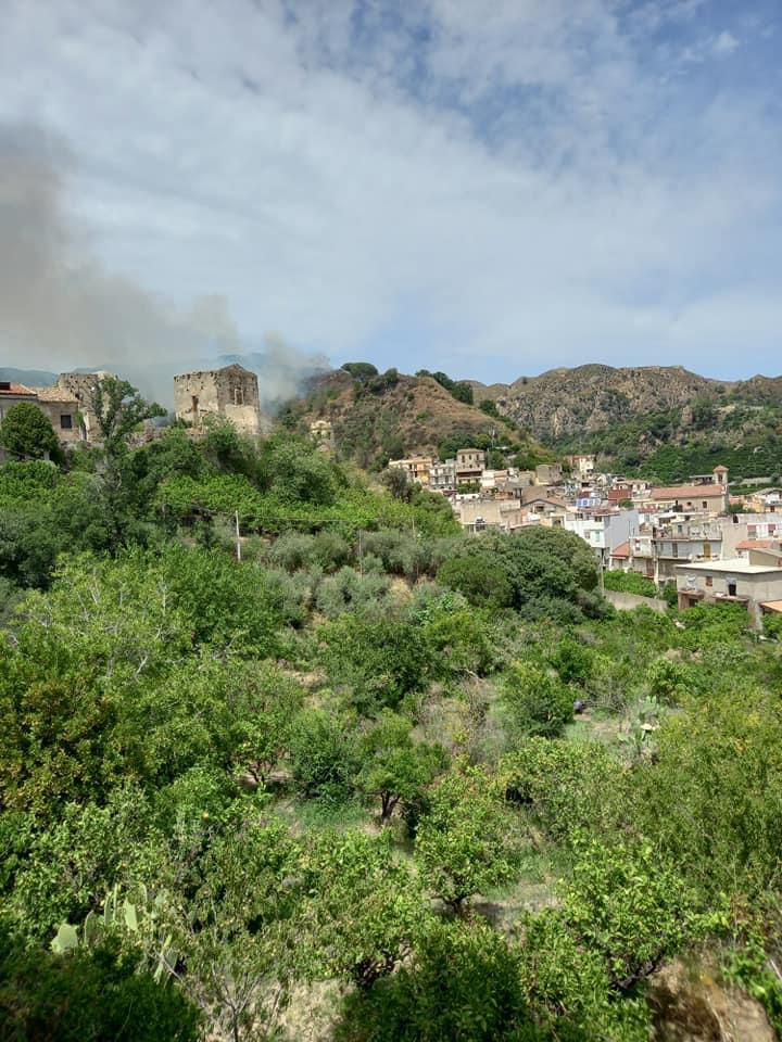 Incendi, abitazioni assediate dalle fiamme