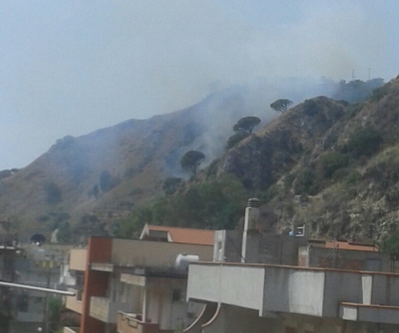 Bruciano le colline, ancora incendi a Santa Margherita e Galati