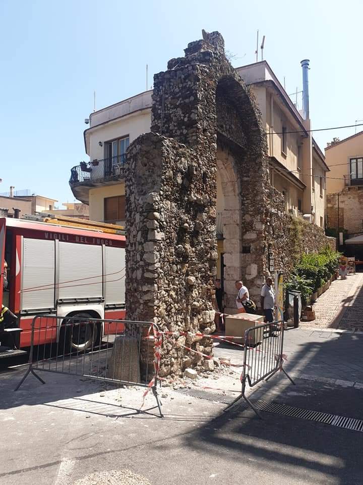 Furgone s’incastra e danneggia Porta Messina