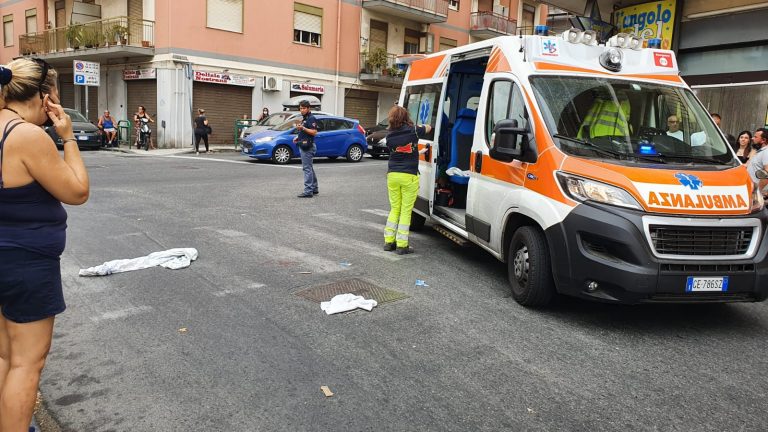 Falciato da un’auto sulle strisce pedonali: 87enne in codice rosso