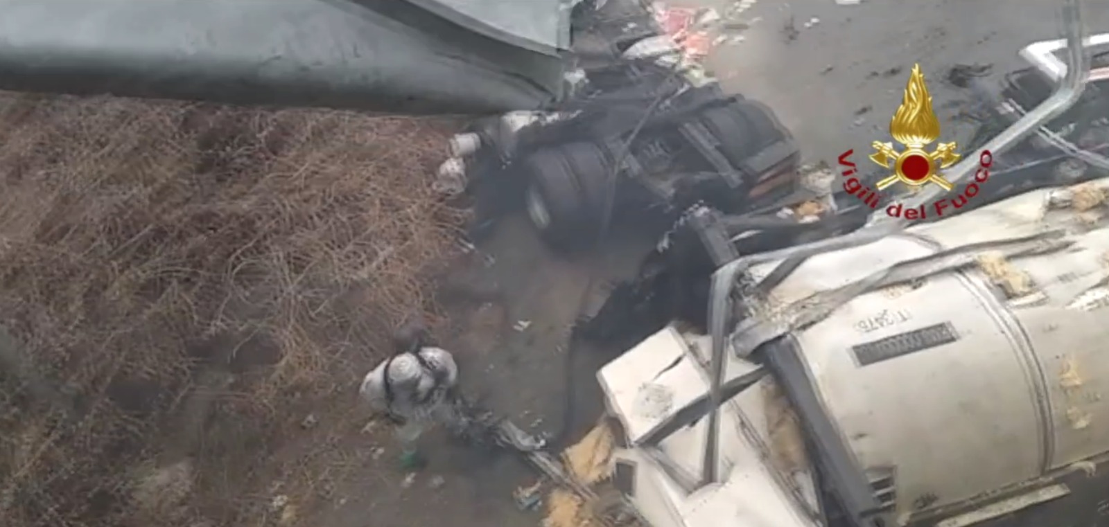 Autocisterna vola dal viadotto e s’incendia