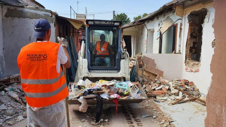 Baraccopoli, via libera alla demolizione a Fondo Saccà