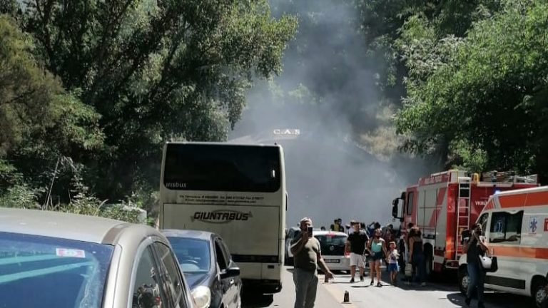 Auto in fiamme in tangenziale: traffico in tilt