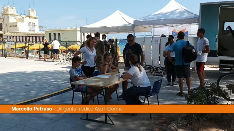 Vaccini in spiaggia a Mondello, alta adesione dei palermitani