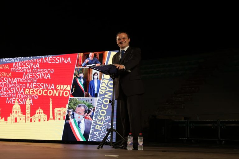 De Luca ha presentato la relazione del terzo anno di mandato