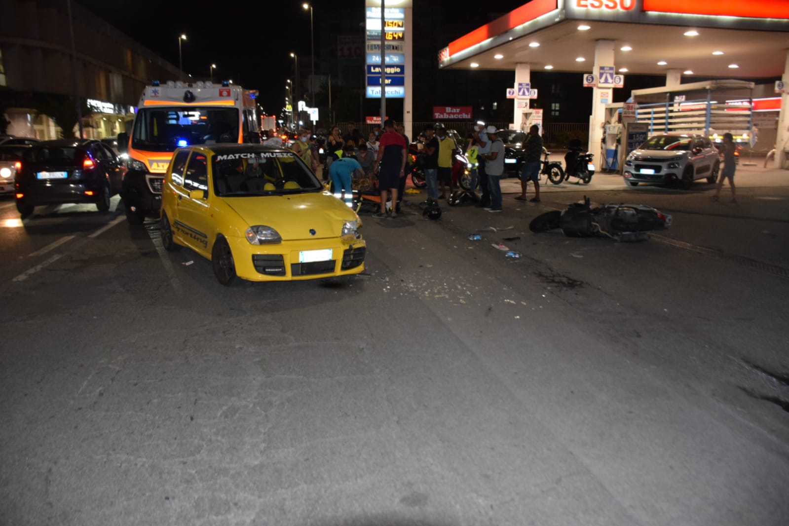 SS 114, scontro tra auto e moto: due feriti