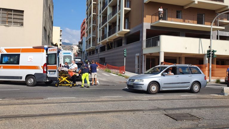 Auto centra vespa: c’è un ferito grave