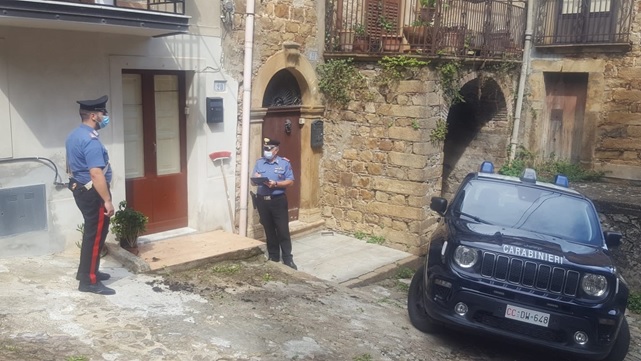 Raptus di gelosia, massacra di botte la compagna