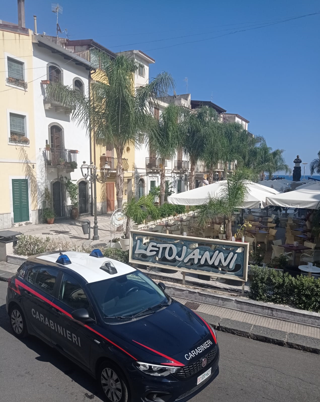 Accoltellato e nudo: cadavere trovato in casa