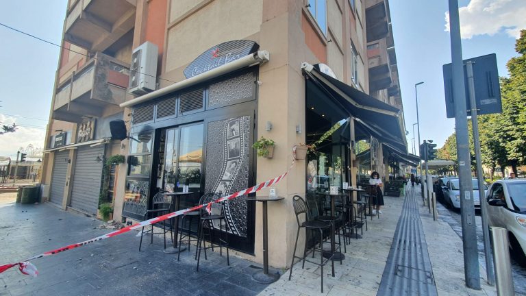 Via Garibaldi, piovono calcinacci a piazza del Fuoco