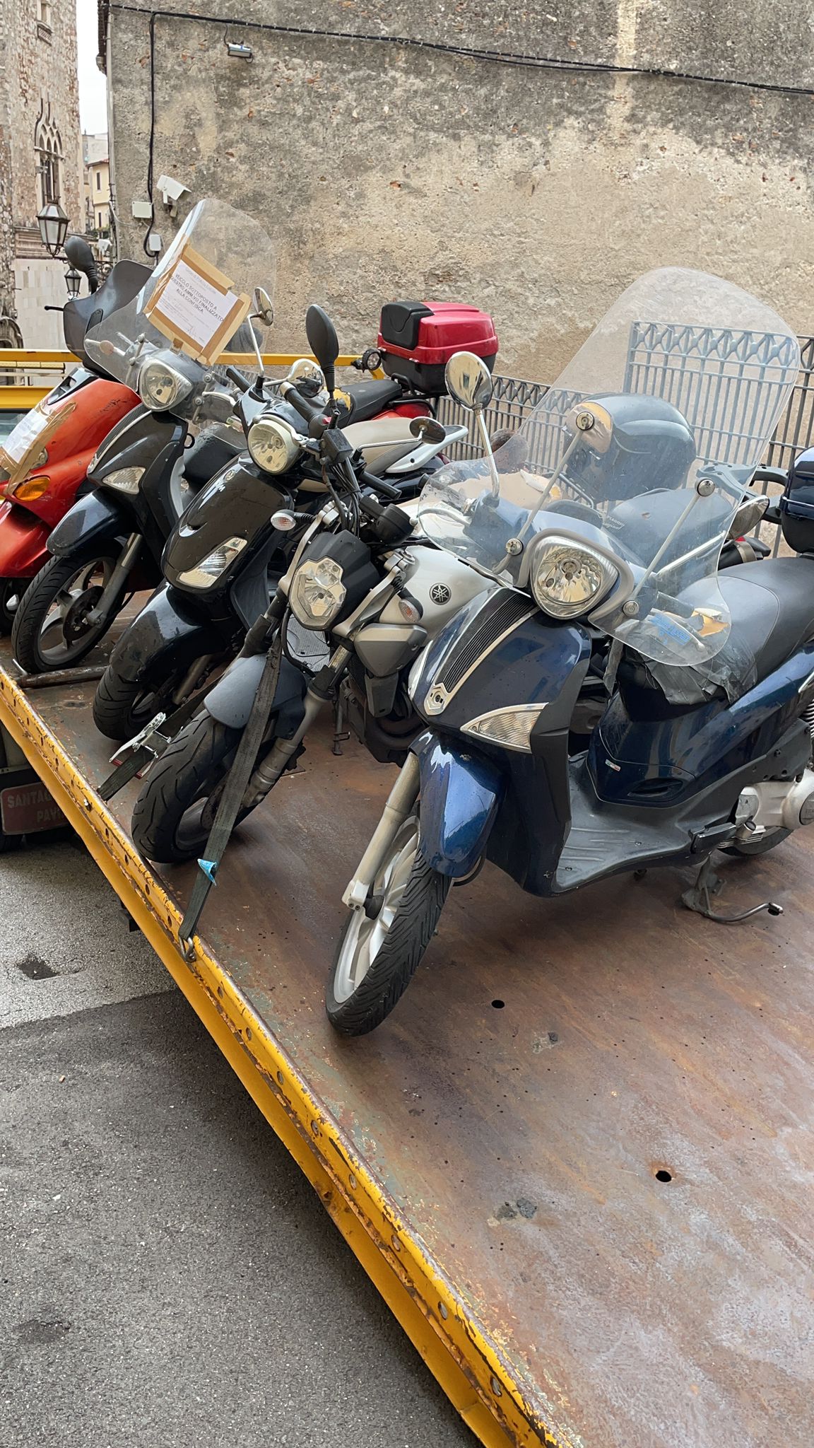 Moto parcheggiate su area pedonale: raffica di multe