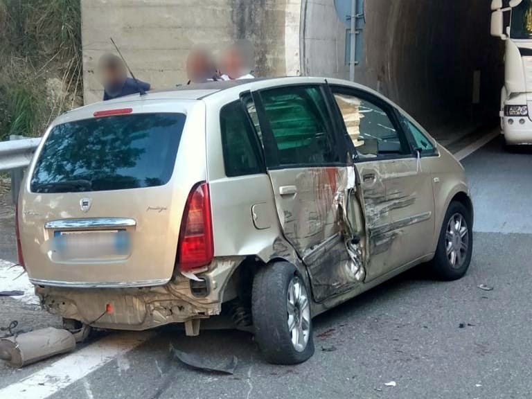 Carambola sull’A18: ci sono 4 feriti