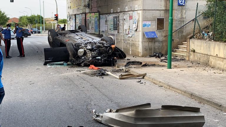 Auto taglia carreggiata A20 e vola dal viadotto