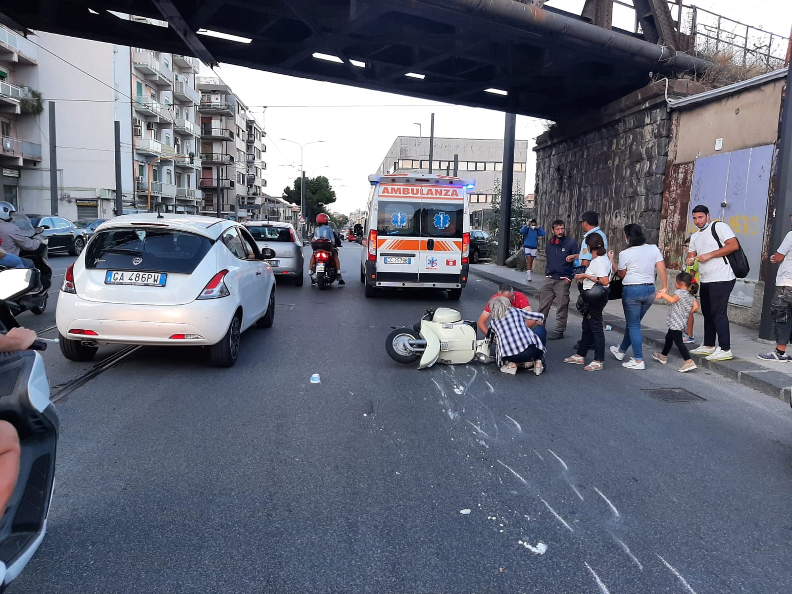 Scontro auto-scooter, giovane finisce in ospedale