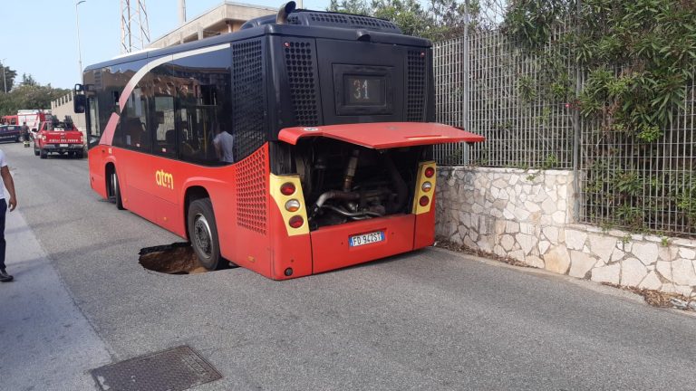 Sperone, autobus finisce in…buca