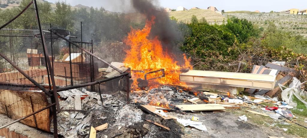 Raffiche di denunce della municipale, scoperto deposito di rifiuti speciali