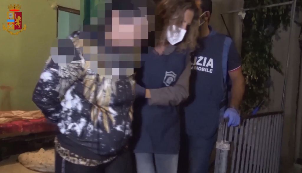 Facevano prostituire donne straniere, 9 arresti a Catania
