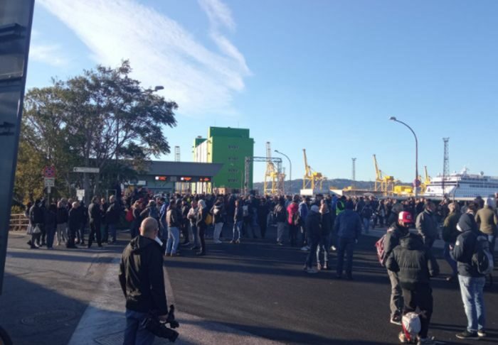 Green pass, proteste e blocchi nei porti di Genova e Trieste