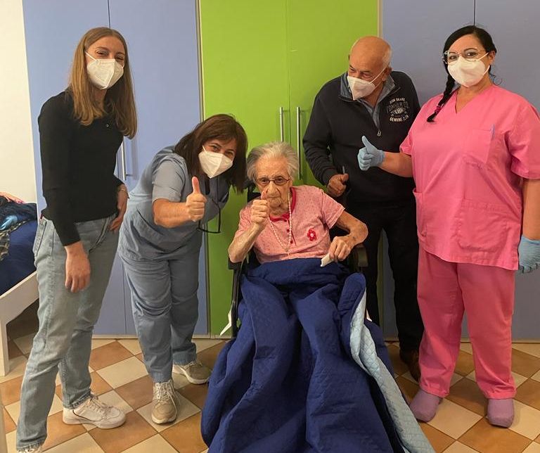 Vaccino, a 107 anni si sottopone a terza dose nel Ragusano