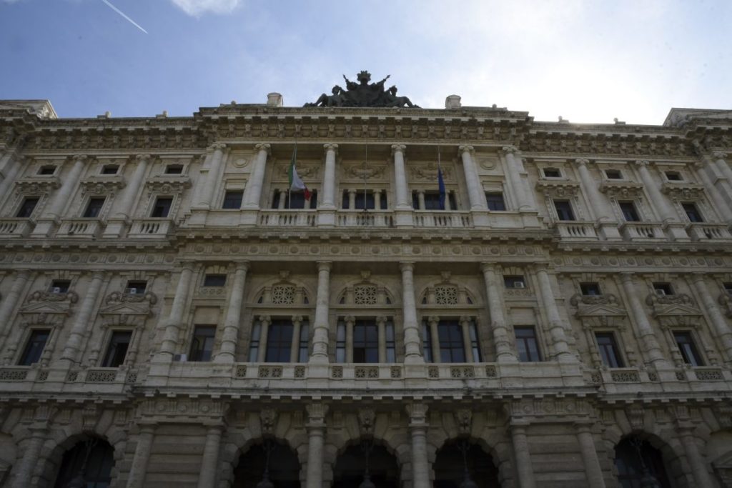 Cannabis, depositate in Cassazione 630 mila firme per il referendum