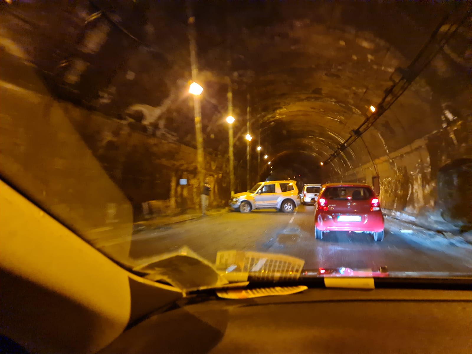 Tangenziale, Jeep sbatte contro galleria: disagi nella viabilità