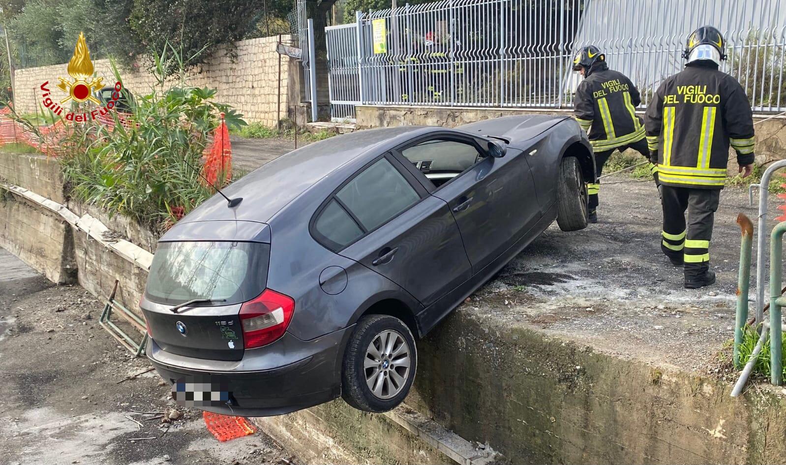 Giardini, auto finisce fuori dalla strada