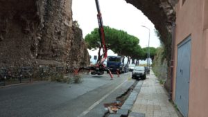 Si sgretola l’Arco di Cristo Re