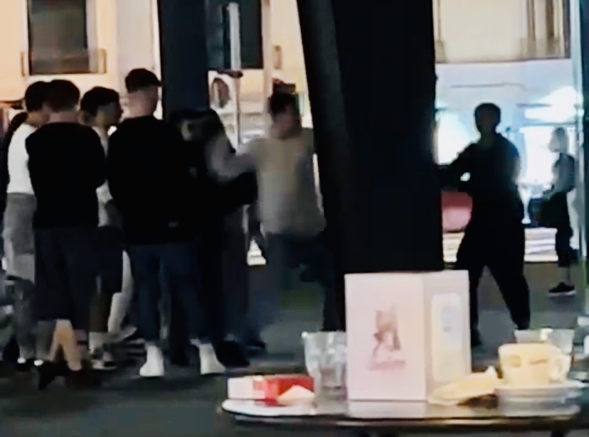 Preso a pugni il defibrillatore a piazza Cairoli