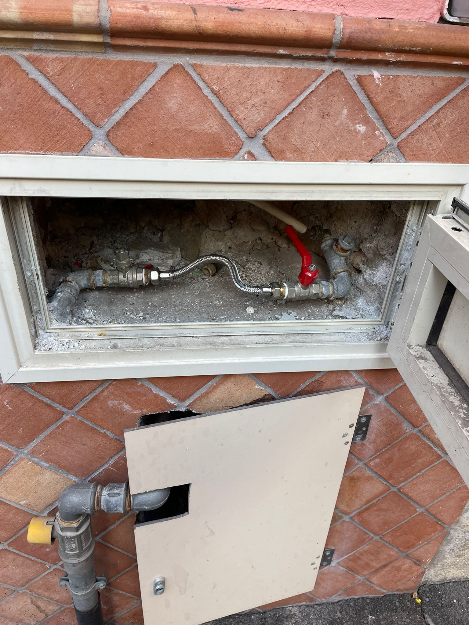 Allaccio abusivo all’acquedotto: denunciata imprenditrice