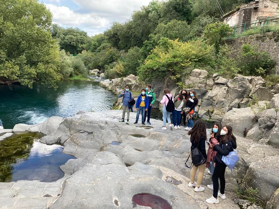 Gole Alcantara, studenti di Santa Teresa s’immergono nella natura