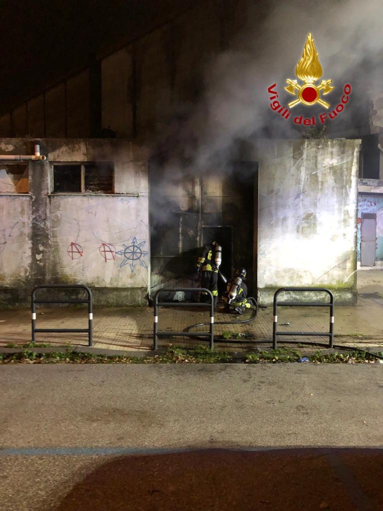 Ex Casa del portuale, nuovo incendio: salvati dei senzatetto