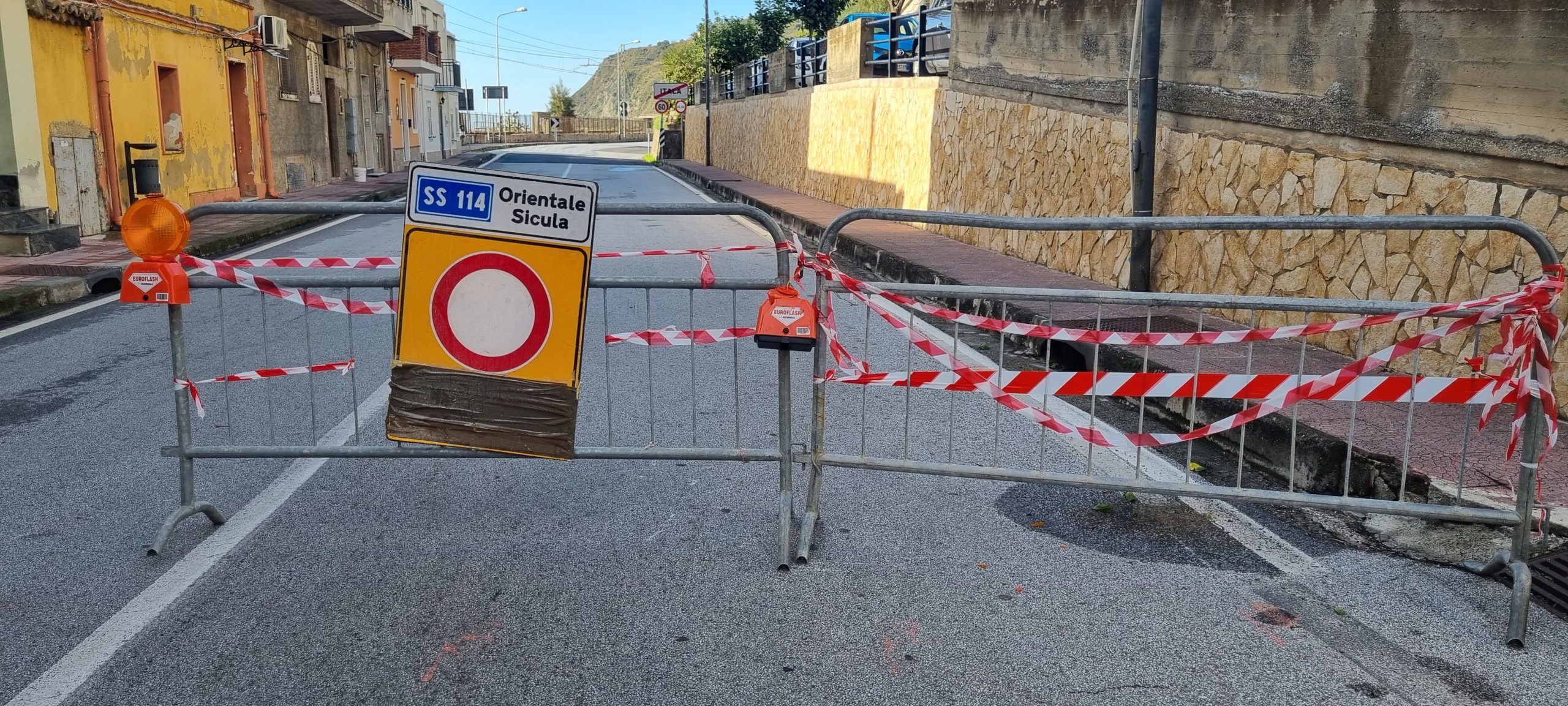 Caduta massi a Capo Alì, chiusa la Ss 114