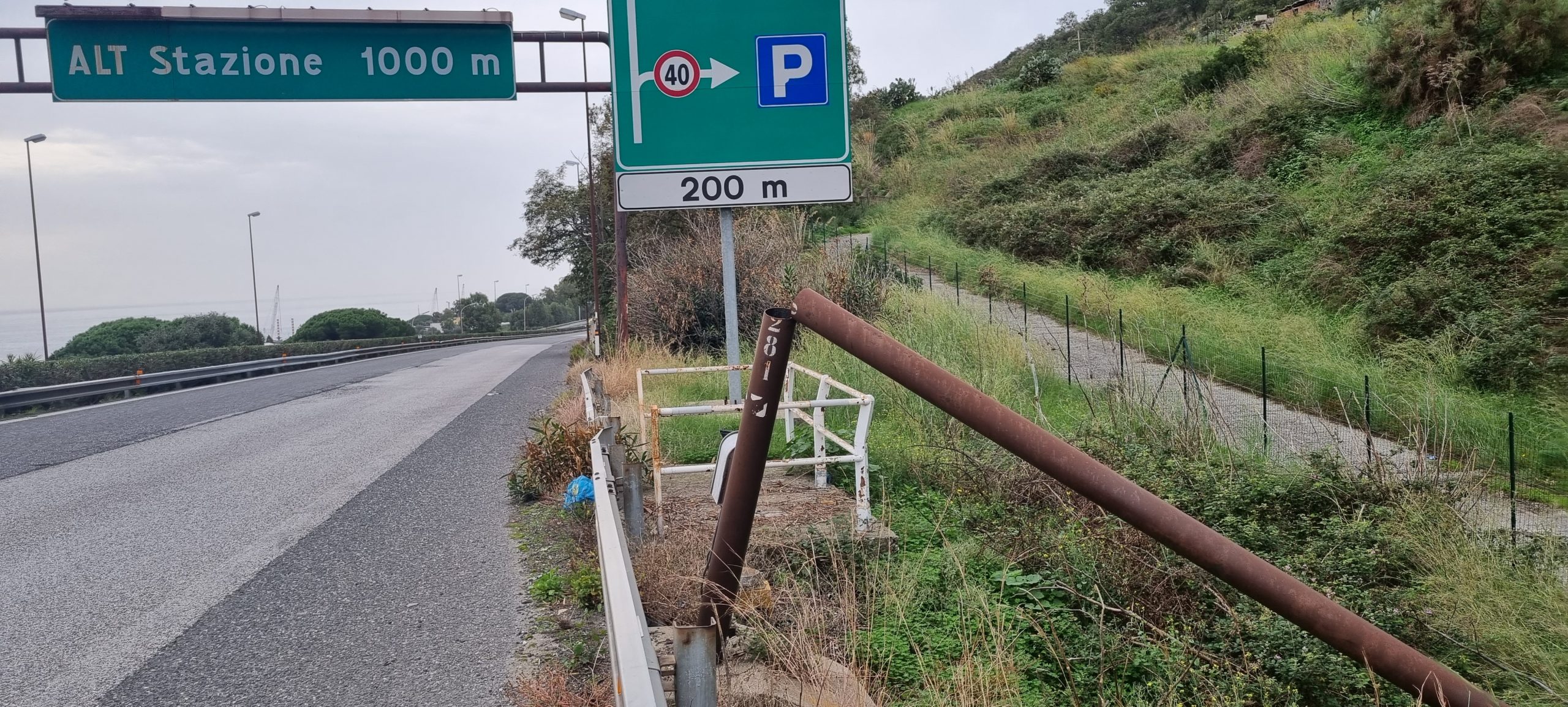 Tangenziale, i pali della luce si piegano