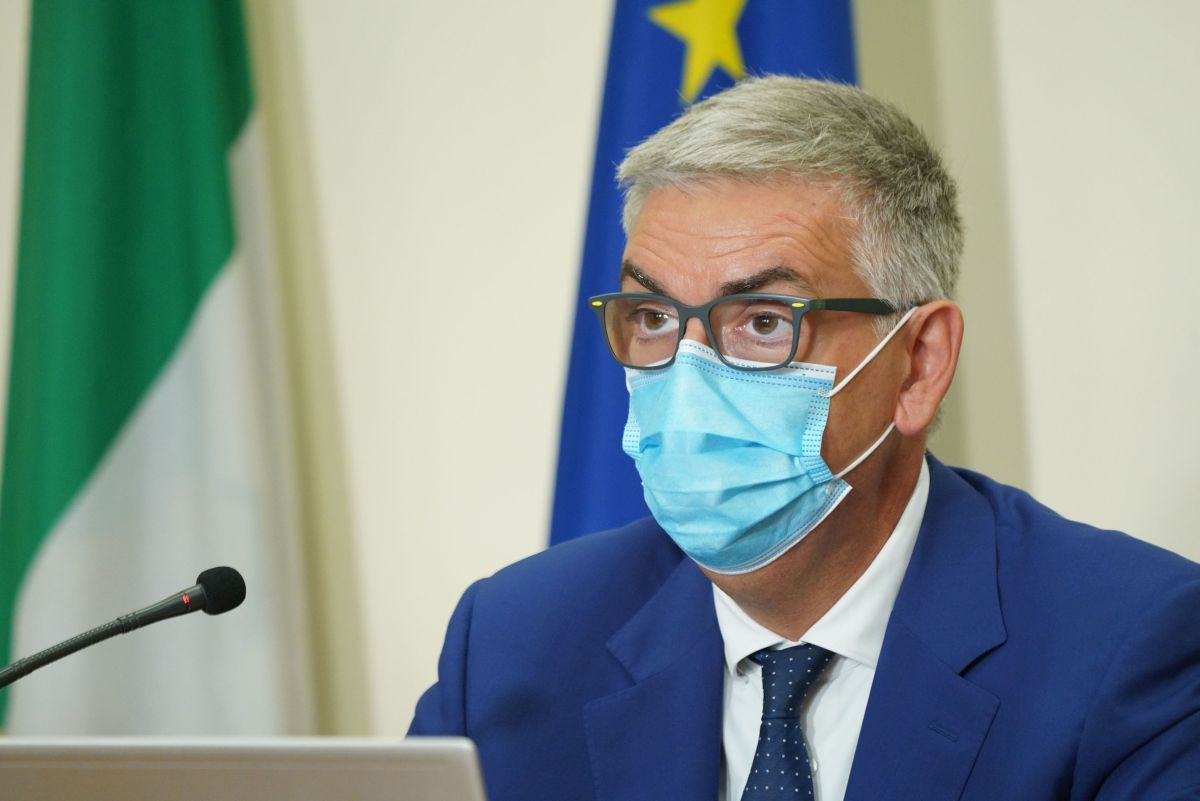 Covid, Brusaferro “Curva si può frenare, ma tutti devono vaccinarsi”