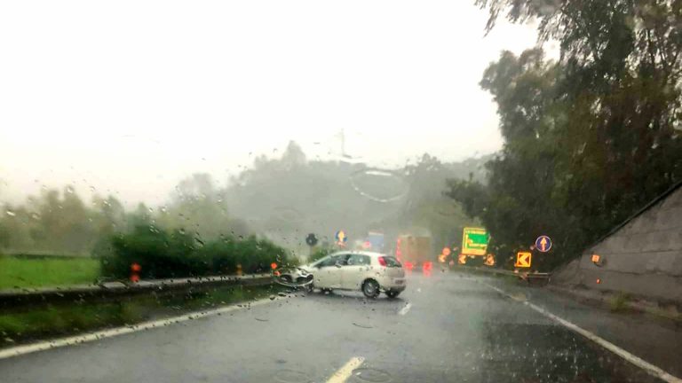 Incidente autonomo sulla A18: auto finisce contro il guardrail