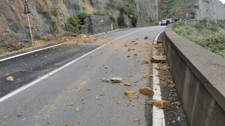 De Luca incalza su Capo Alì, Anas: “Presto la Ss 114 riapre a senso unico alternato”