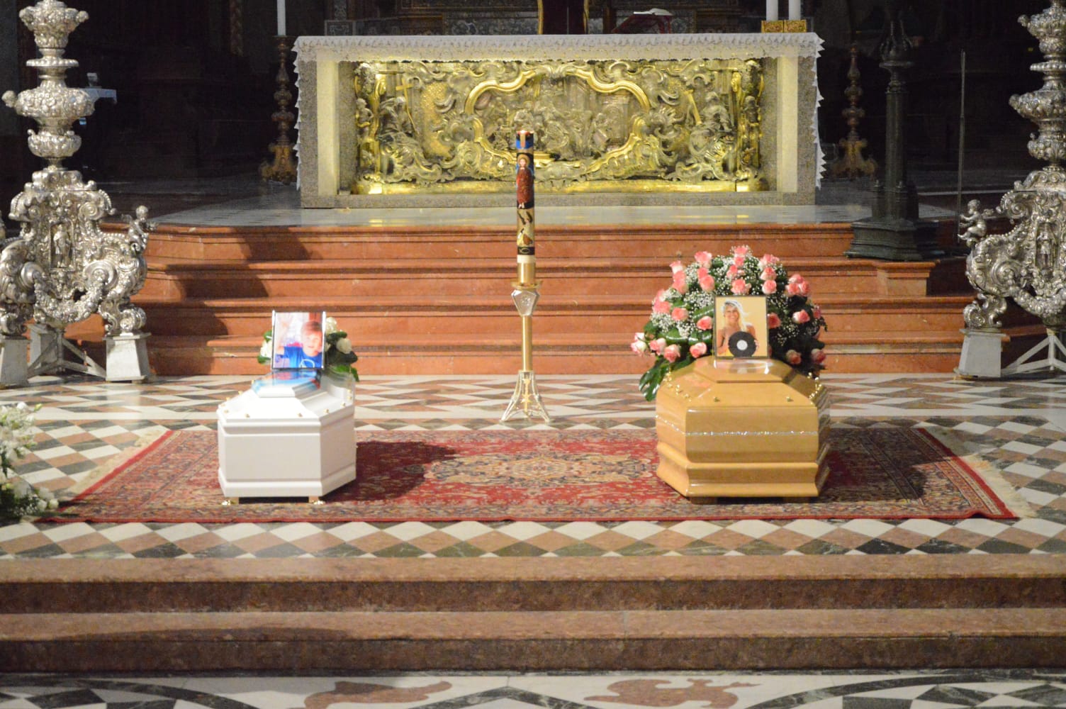 Lacrime, dolore e nuove querele, Messina saluta Viviana e Gioele