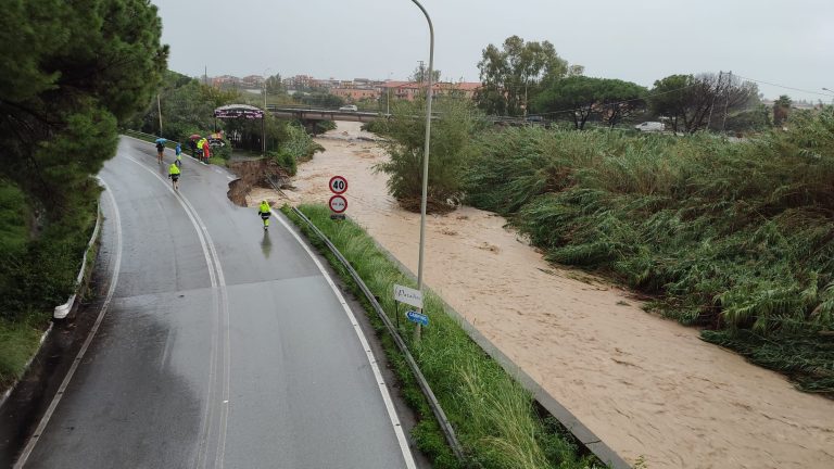 Giardini: crolla strada vicino lo svincolo A18