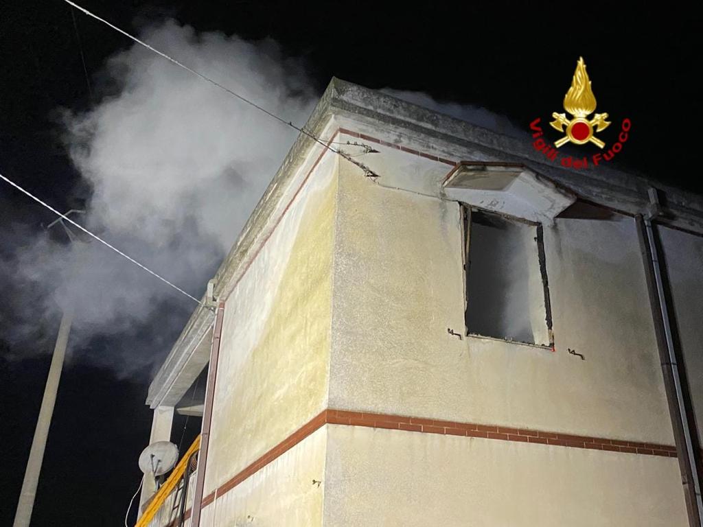 Naso, incendio notturno in abitazione