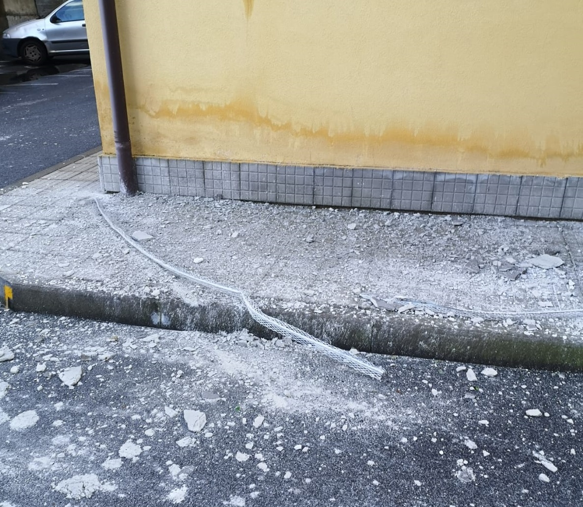 Camaro Sottomontagna, piovono calcinacci dagli alloggi popolari: Gioveni e Cacciotto scrivono ad Arisme